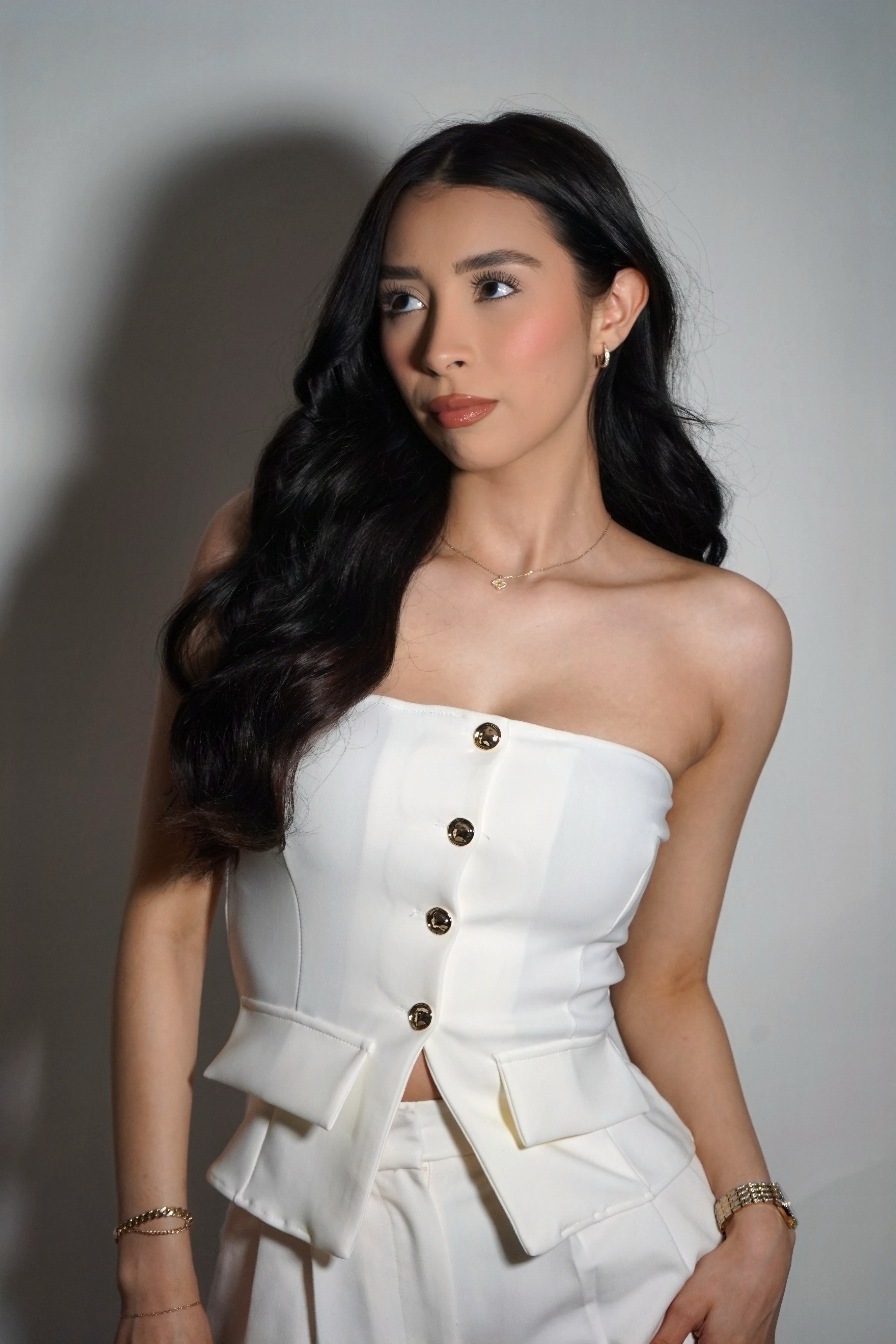WHITE STRAPLESS BUTTON TOP